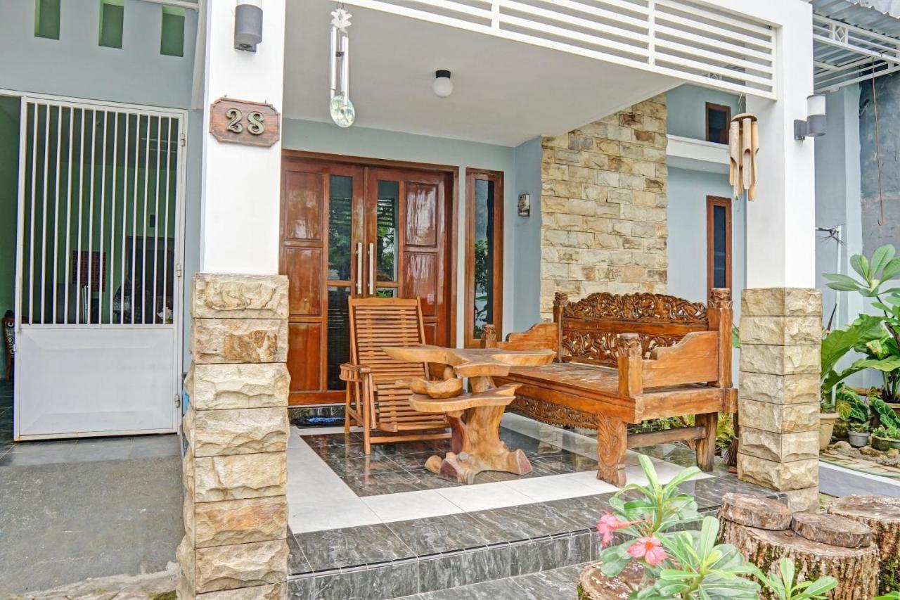 Oyo 90729 Sekar Guest House Джембер Экстерьер фото
