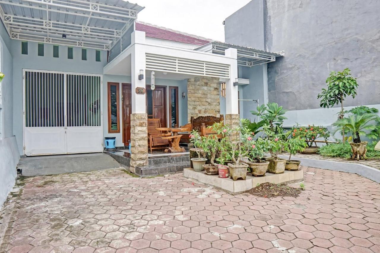 Oyo 90729 Sekar Guest House Джембер Экстерьер фото