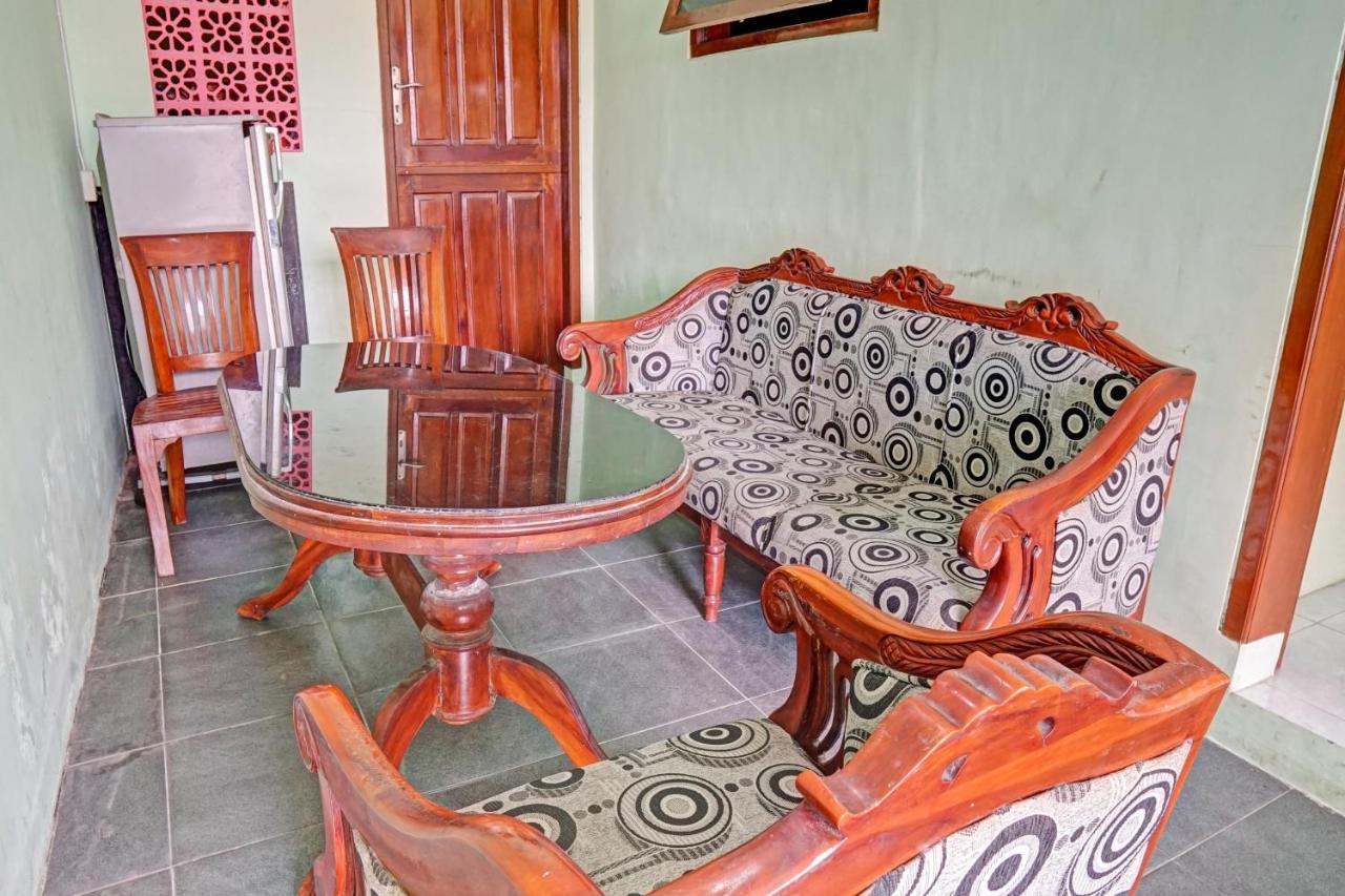 Oyo 90729 Sekar Guest House Джембер Экстерьер фото