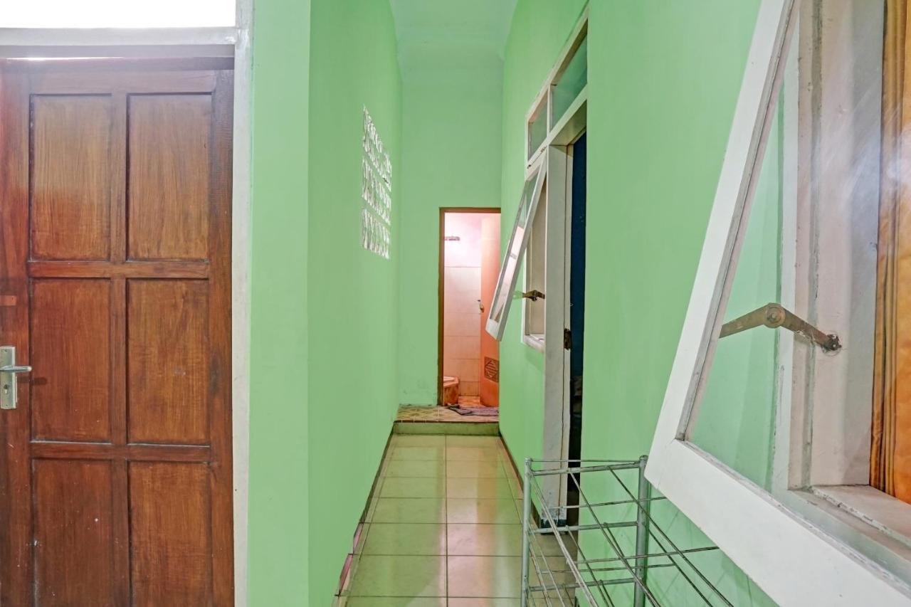 Oyo 90729 Sekar Guest House Джембер Экстерьер фото