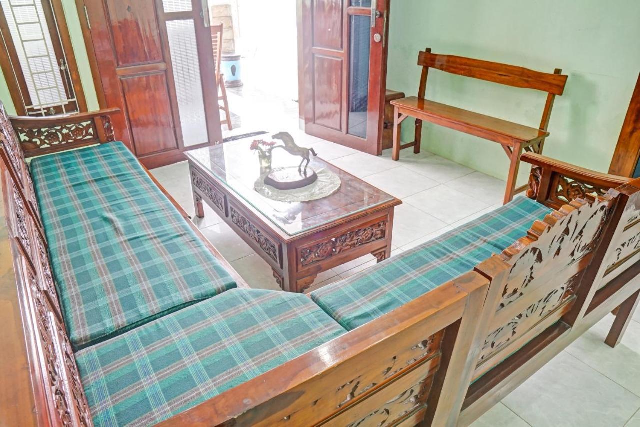 Oyo 90729 Sekar Guest House Джембер Экстерьер фото