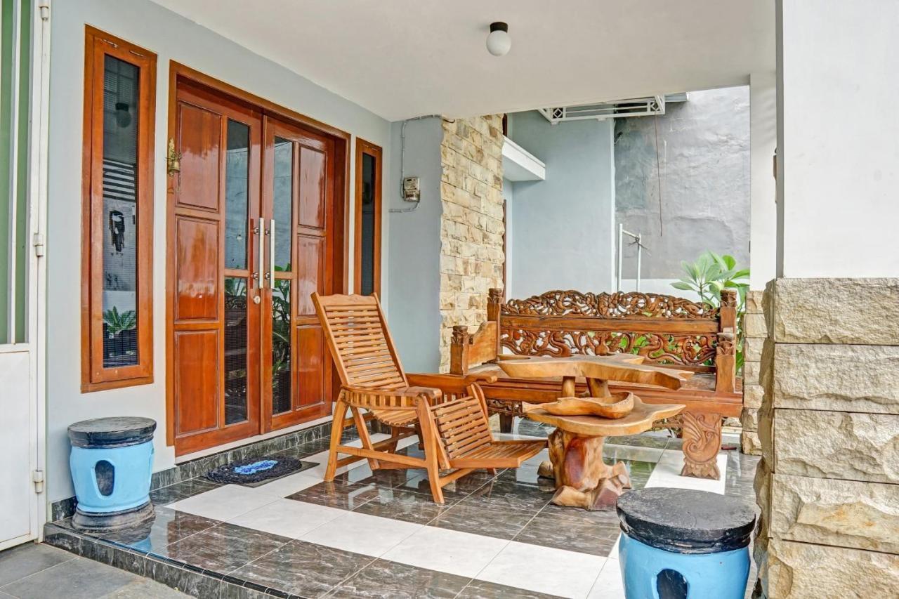 Oyo 90729 Sekar Guest House Джембер Экстерьер фото